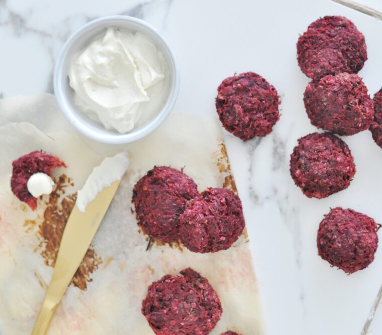 Beetroot Zucchini Balls - this recipe is full of flavor and easy to bake in the oven. Only 9 ingredients and so GOOD. #vegan #glutenfree #beetroot #falafel //liveandtaste.com