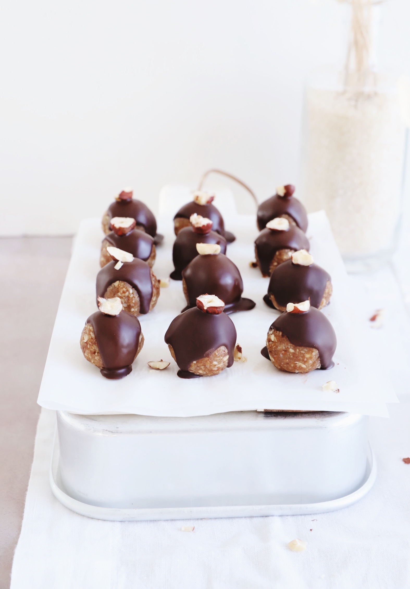 4-ingredients energy balls, high in protein