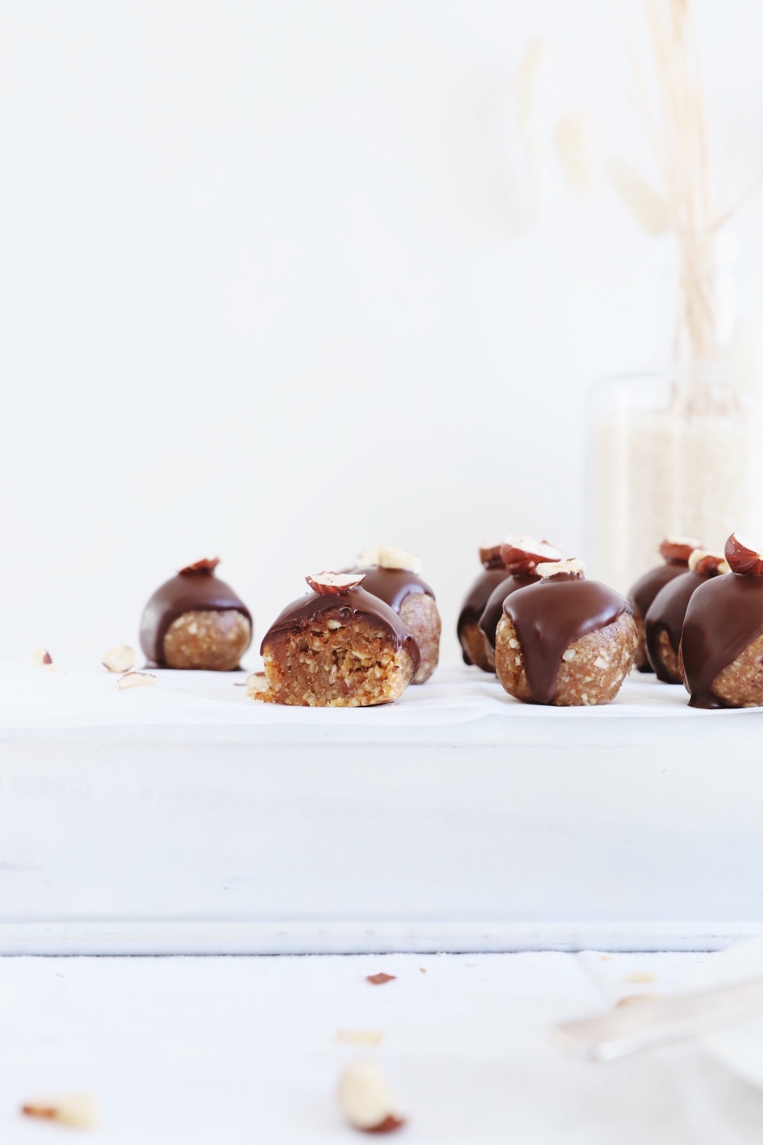 4-ingredients energy balls, high in protein - new